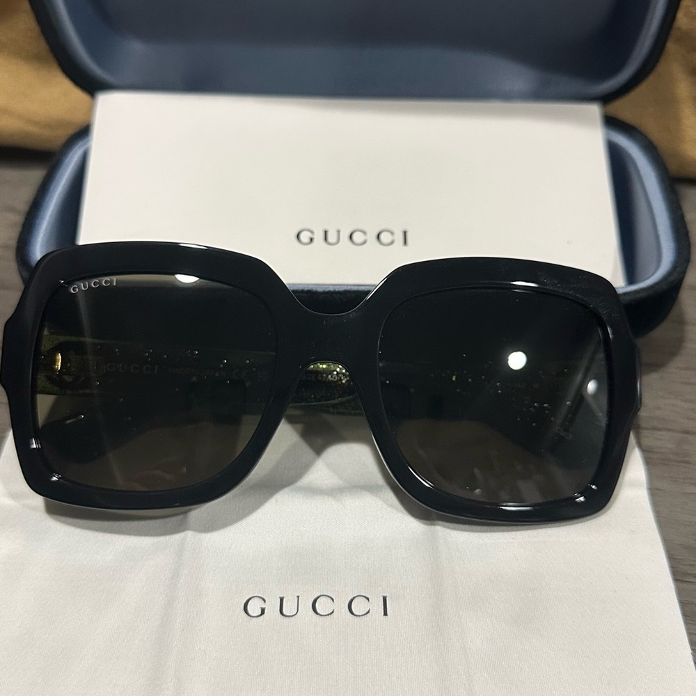 Gucci Elegant Black Sunglasses